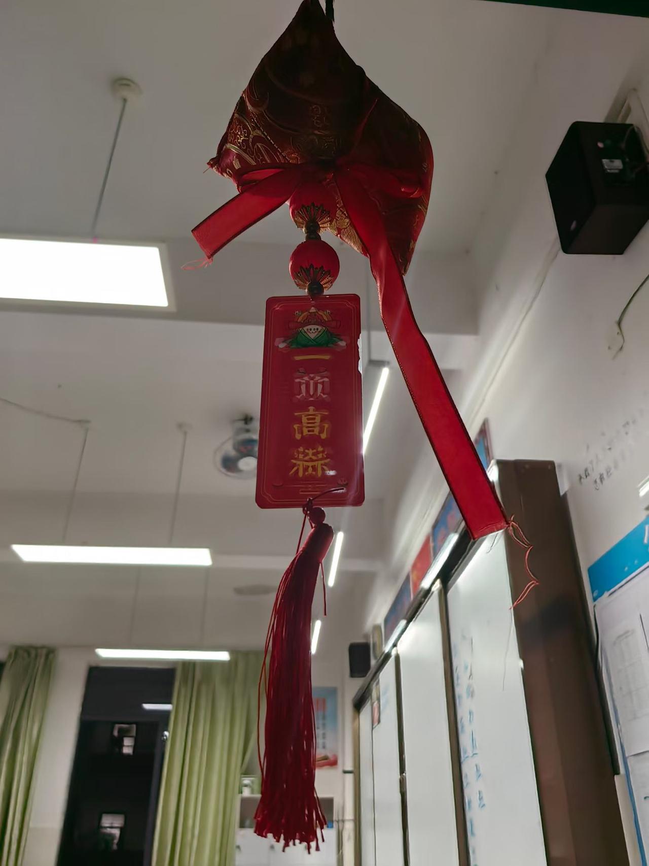三年苦读终于迎来结果。
各位高考生打起一百分精神去战斗吧！
想起我那时高考，老师