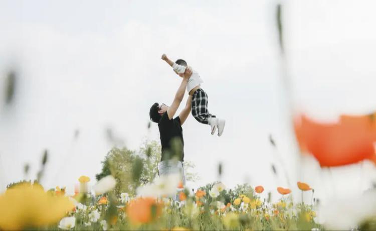 女儿被爸爸凶时直接撒娇，这画面太可爱了。就像山东聊城那事儿，女孩跟爸爸撒娇想去闺