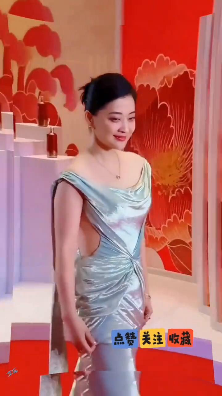 她们四个你最喜欢谁？
第一位马伊琍。第二位梅婷。第三位佘诗曼。第四位贾静雯。