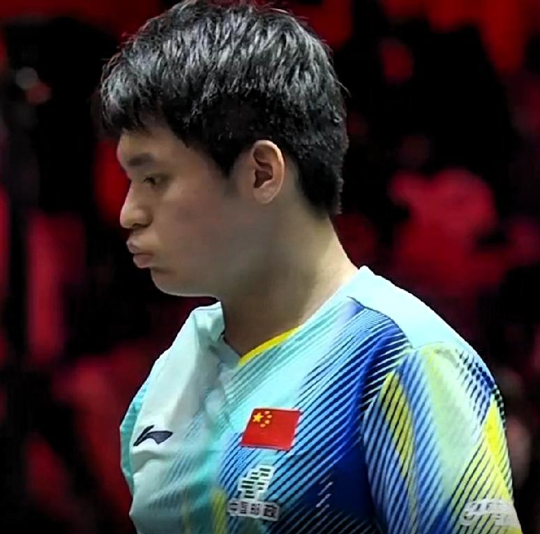 WTT大满贯新加坡站赛事快讯：男单1/8决赛，林诗栋对阵韩国选手林钟勋的比赛仍在