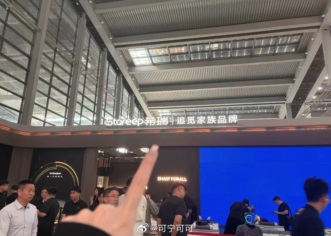 深圳近期两大顶流科技单品隔空组CP，反差感直接拉满，治愈与热血并存，逛展党狂喜！