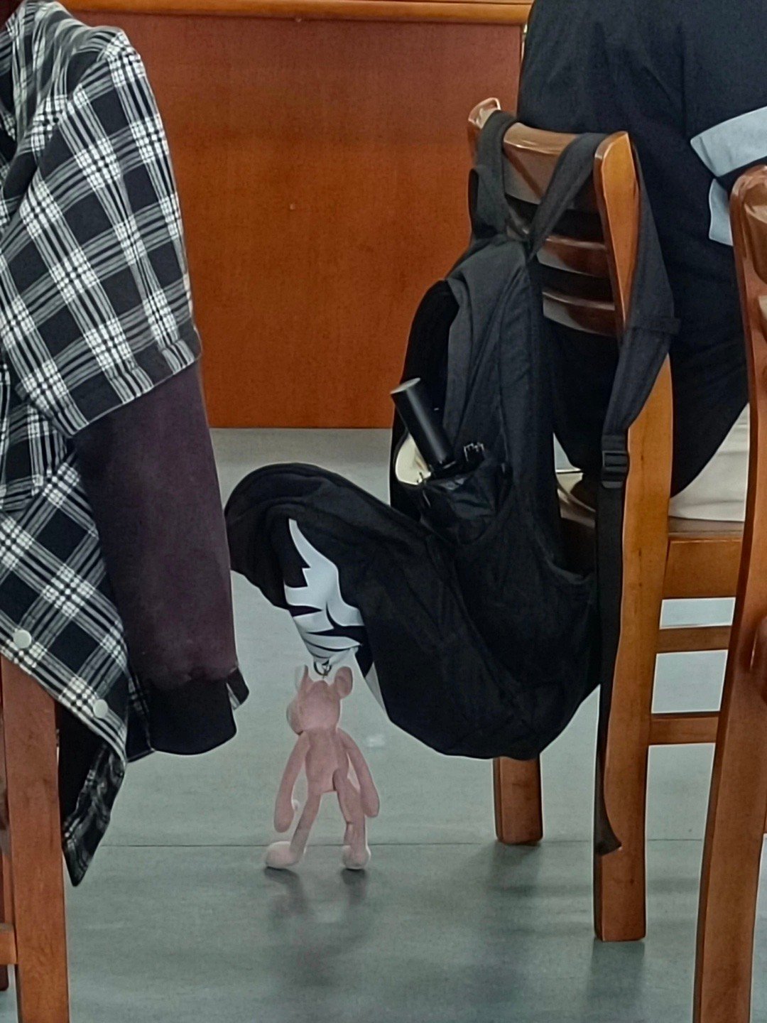 同学，你的熊好像要走。 ​​​
