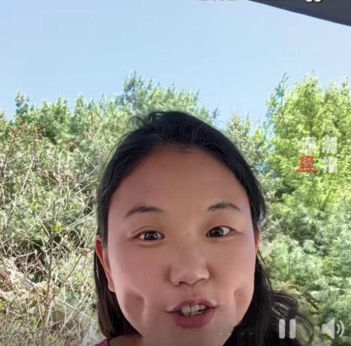 当酒窝大到被怀疑是AI，我们究竟在焦虑什么？

最近，一位拥有“超大酒窝”的女子