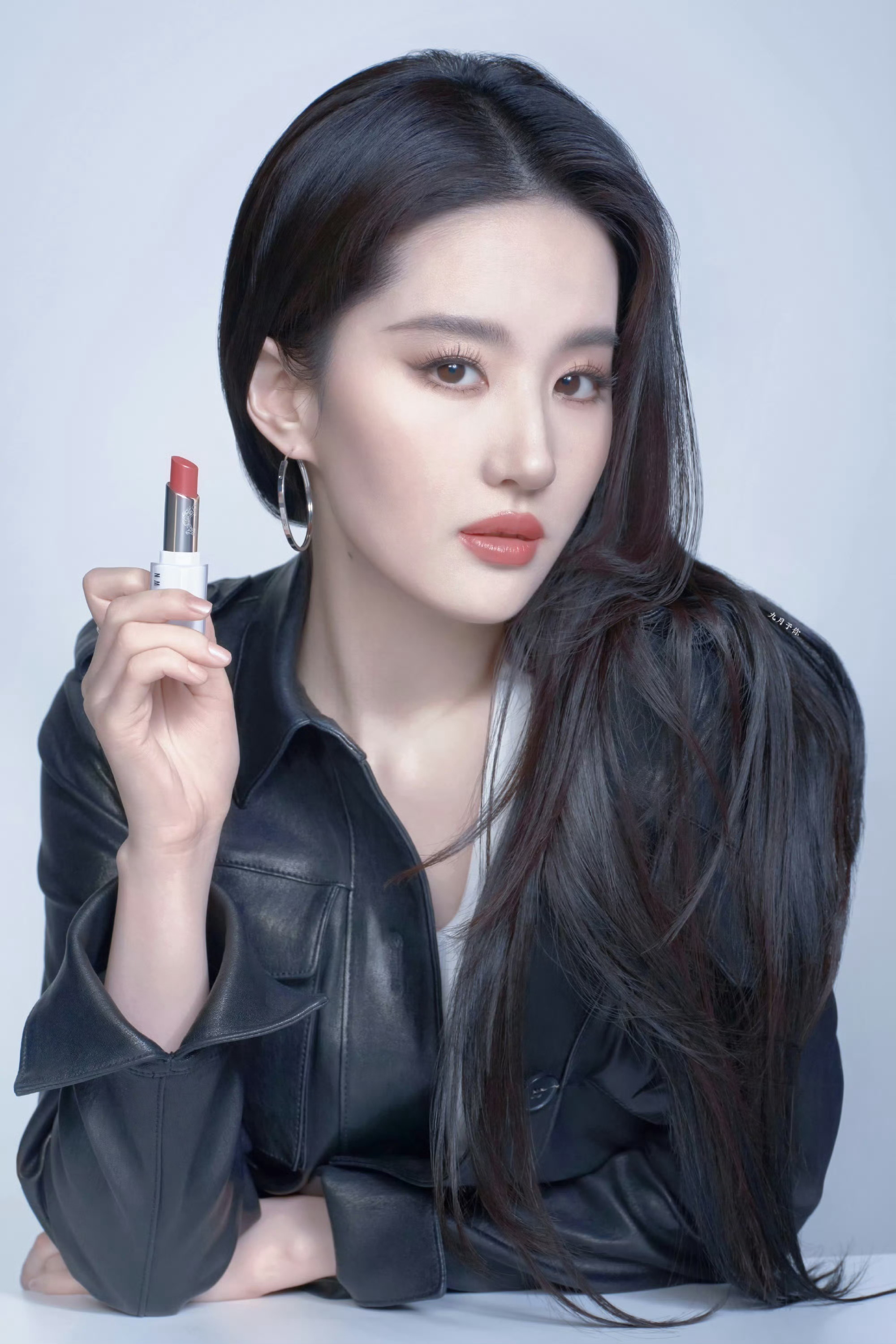 刘亦菲官宣芭比波朗优越轮廓搭配细腻肤质，浓淡相宜的妆容衬得眉眼愈发精致，与生俱来