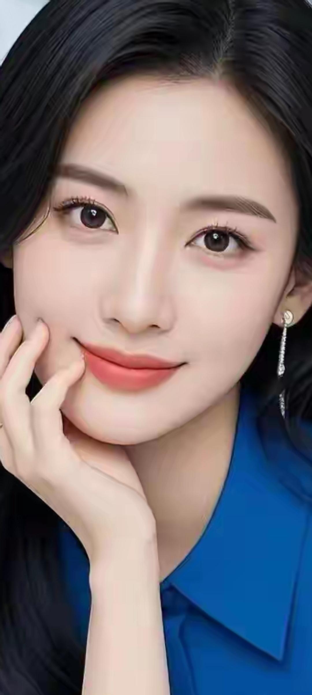 温柔甜美的微笑，蓝色衬衫搭配优雅耳环，散发迷人魅力！💄💙✨