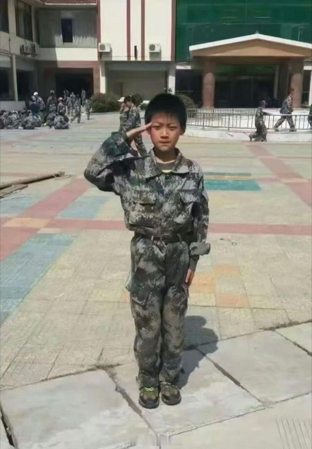 梓渝的小学照片来了，时间过得飞快呀，现在梓渝都少年有成了，不说是梓渝旧照的话，你