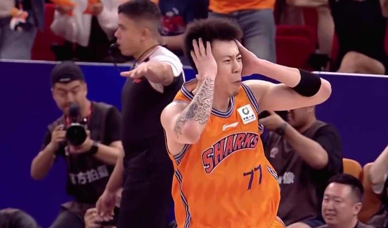 张镇麟这是在回应喷子？冲抢前场板上演炸裂补扣后，摆出双手抱头庆祝动作！

总决赛