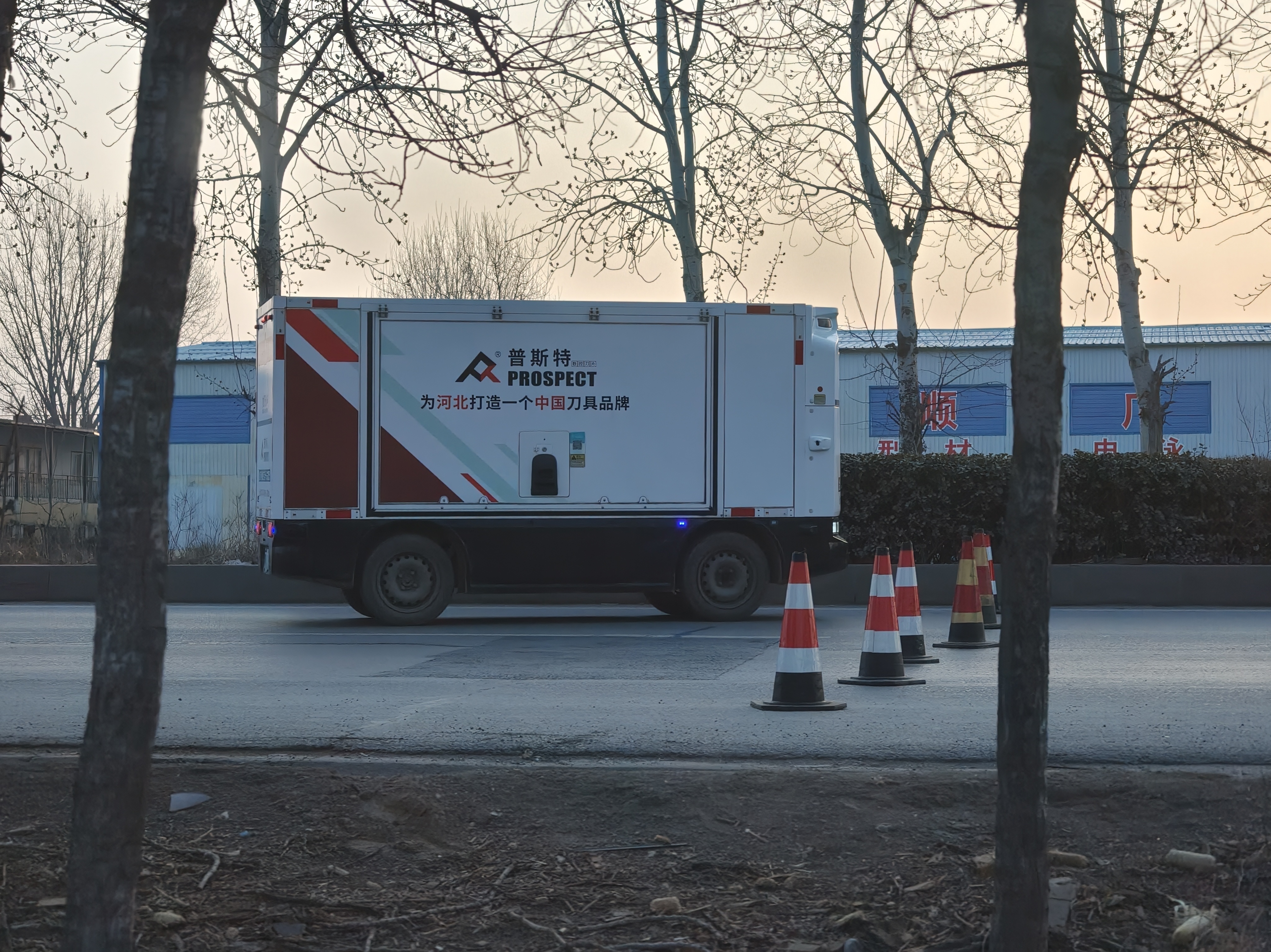 无人快递车显然没收到封路和绕行信息，也没能搞清楚为什么每天走的路上突然多了一排锥