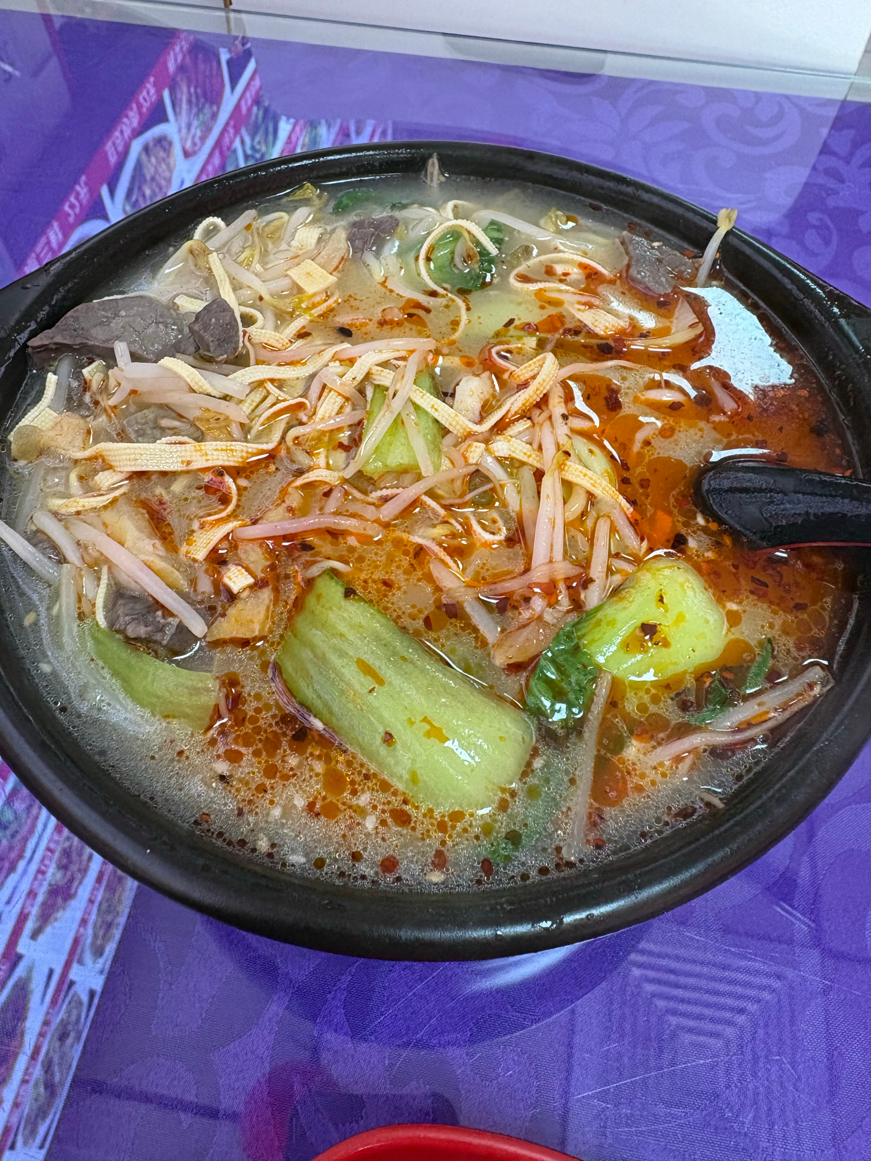 北京某地，砂锅羊杂面，12元。很好吃😋。我经常来这家。 盛到小碗里，倒上醋和些