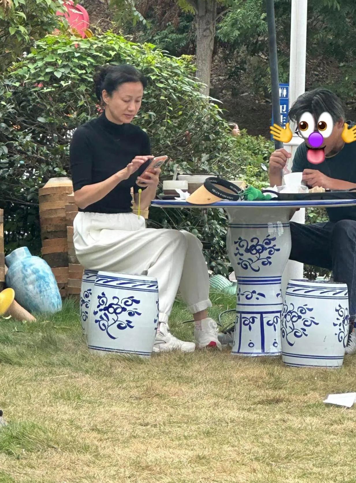 近期，有人偶遇倪虹洁，地点是在一处比较僻静的公园内。同舞台上不同，倪虹洁纯素颜现