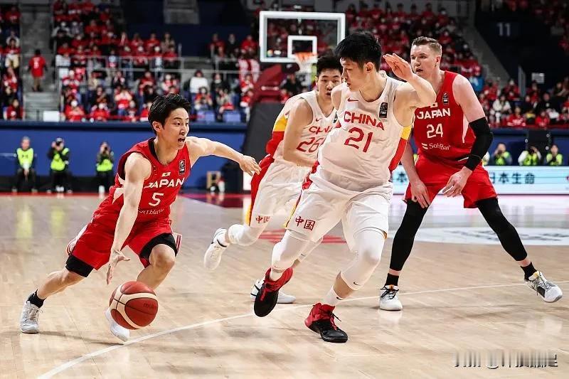 中国男篮今天下午以73-76客场不敌日本男篮，有5个不可思议的事实：
1.首次输