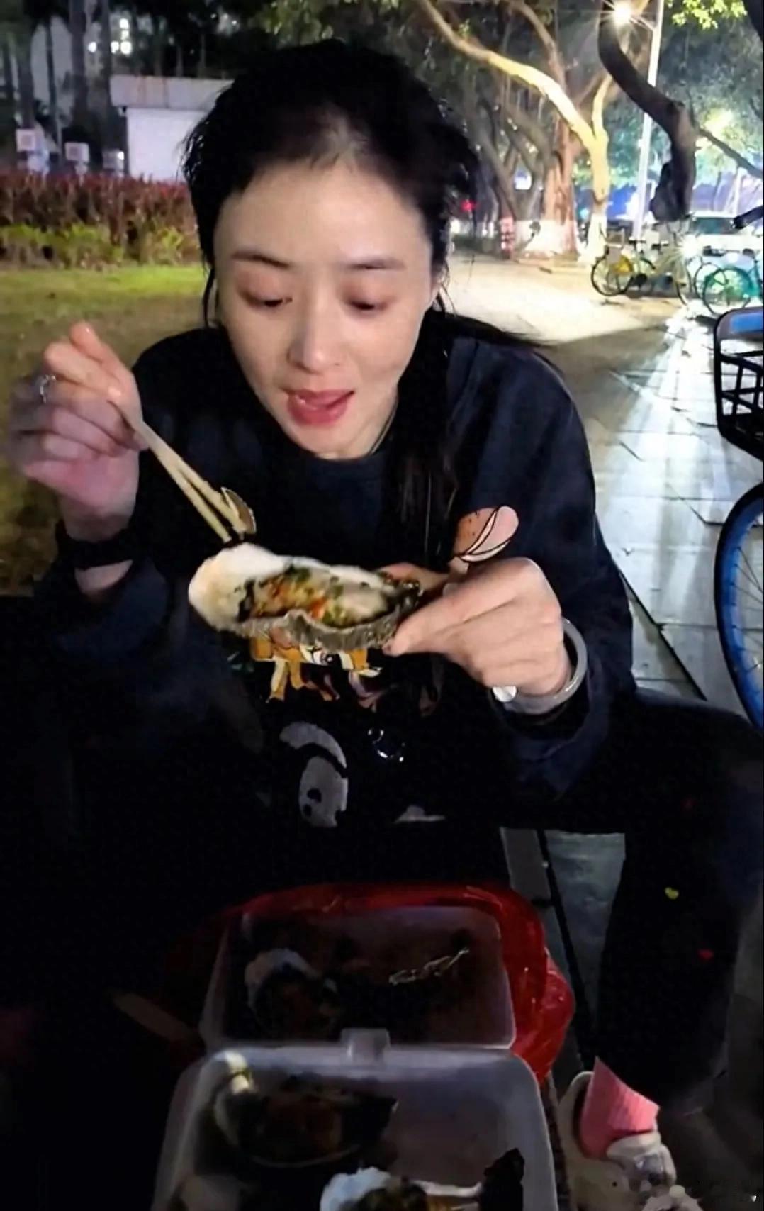 骑行  蒋欣  蒋欣夜间骑行减肥，路遇烧烤摊连吃12只生蚝，吃完继续减肥。 