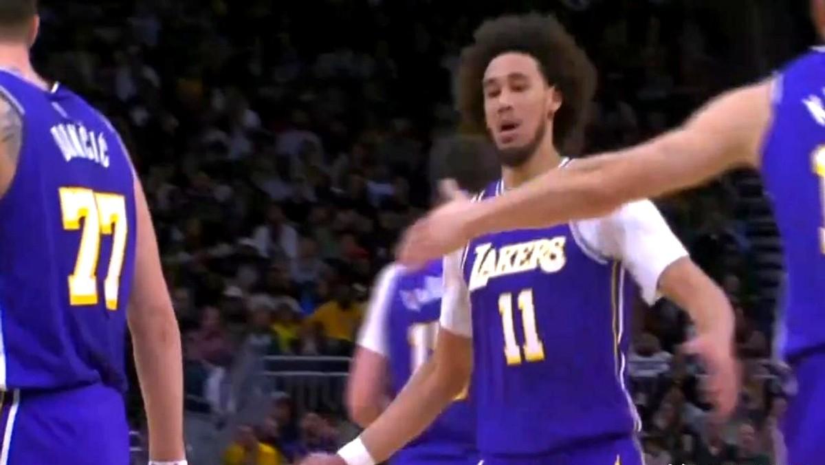 “让艾顿去对位特纳，就像把一辆坦克开进羽毛球场。”

半场还没打完，湖人已经领先