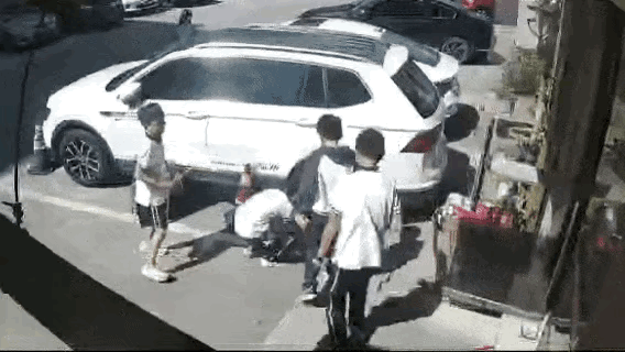 温州4名小学生买零食时，突然有装1万元现金的红包“从天而降”，钱差点被风吹走！他