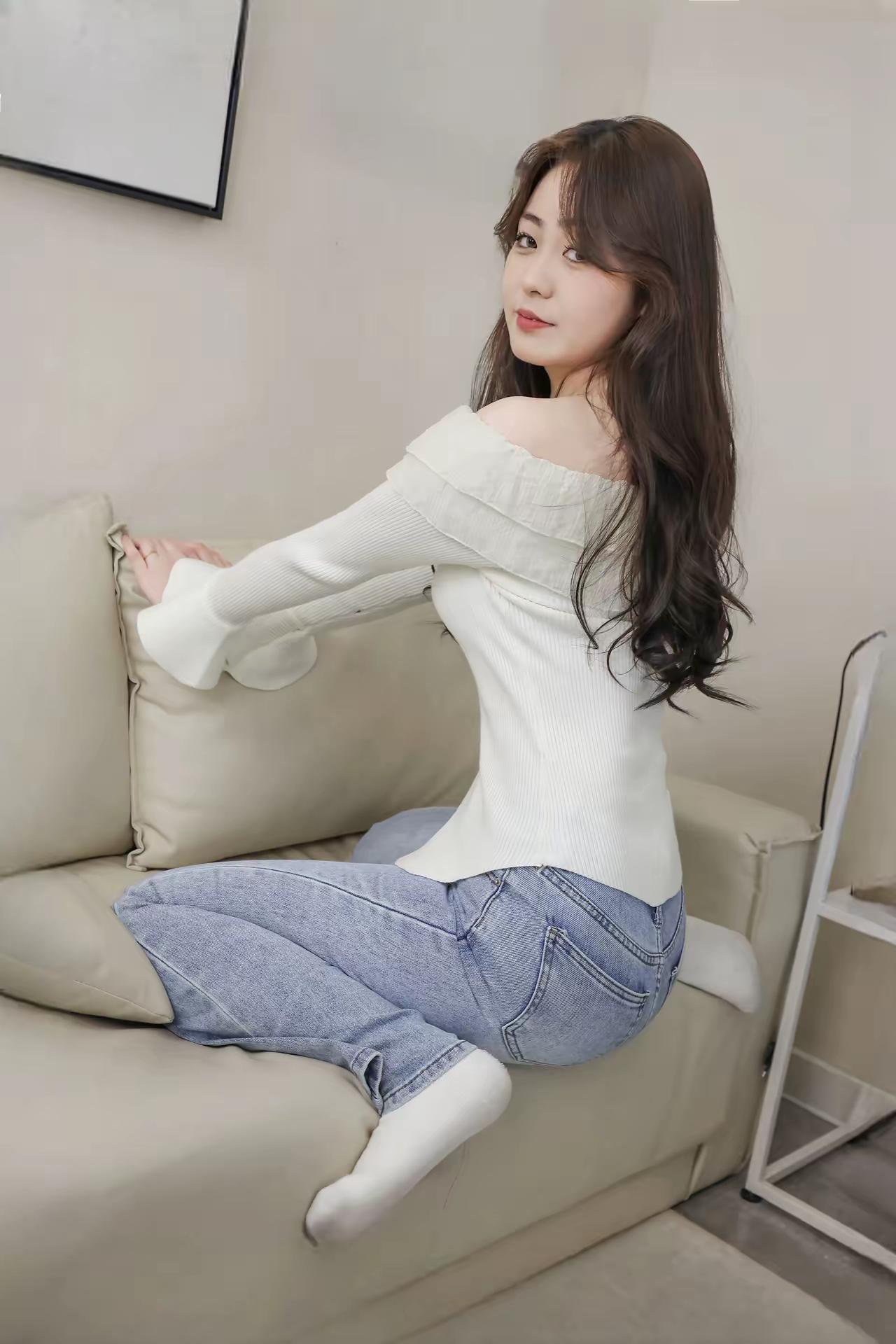 甜美少女风穿搭，白色露肩上衣搭配牛仔裤，轻松自然！💕👗👖