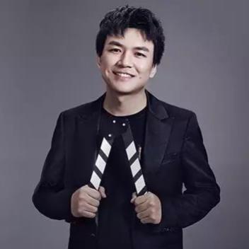 王伟是1988年出生的黑龙江青年导演，剪辑出身。凭借爆款悬疑剧《白夜追凶》出圈，