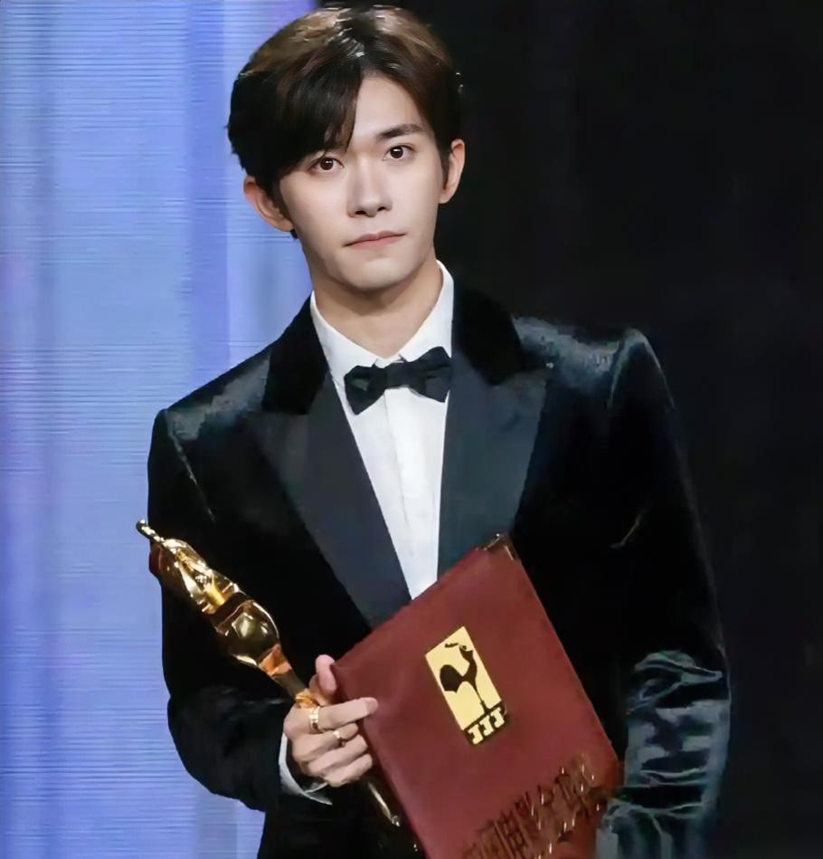 易烊千玺家庭状况：
易烊千玺凭《小小的我》拿下第38届金鸡奖颁奖最佳男主角，喜提