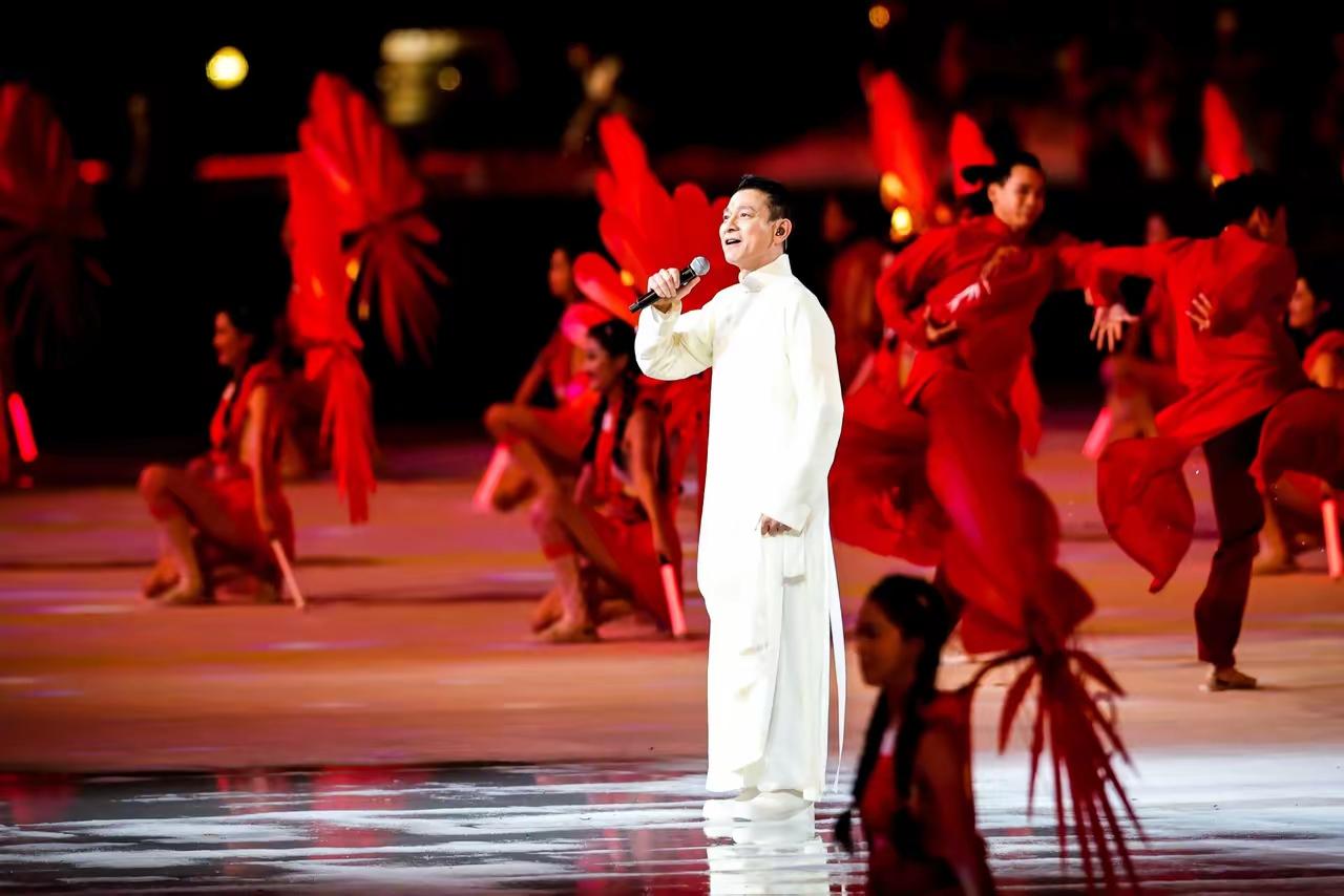 看到刘德华唱《中国人》，台下观众的热烈反应，我居然想到一个有趣的问题，就是当歌手