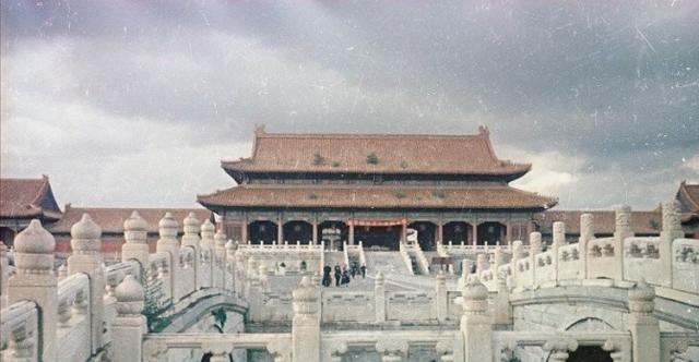 1949年故宫大清扫，出动7万人，历经9个月，清理出25万立方米垃圾。
其实说白