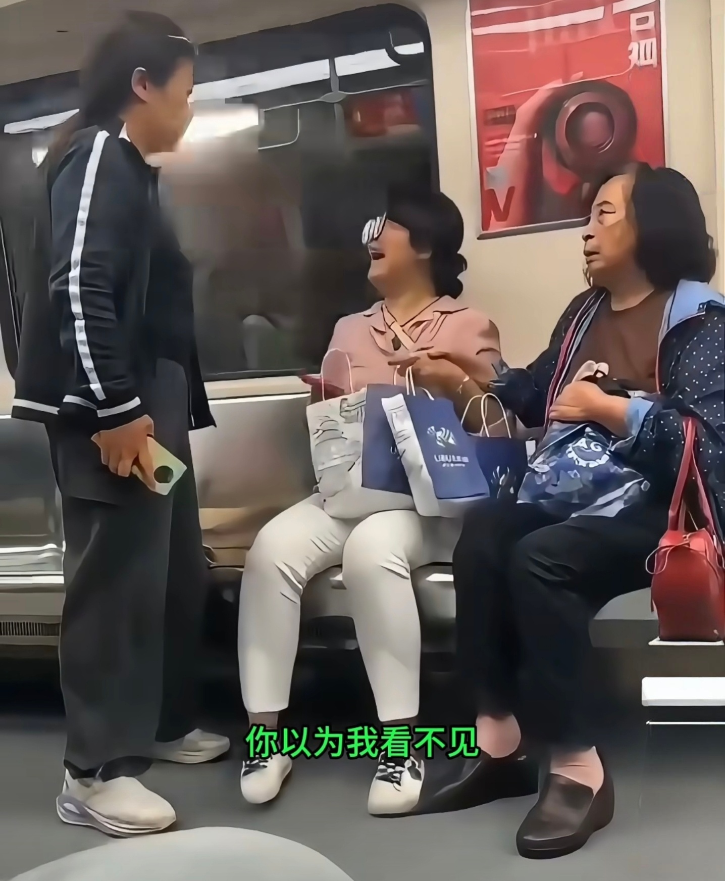女孩地铁上质疑大妈偷拍太可怕了，疯起来连同性别都打？ ​​​