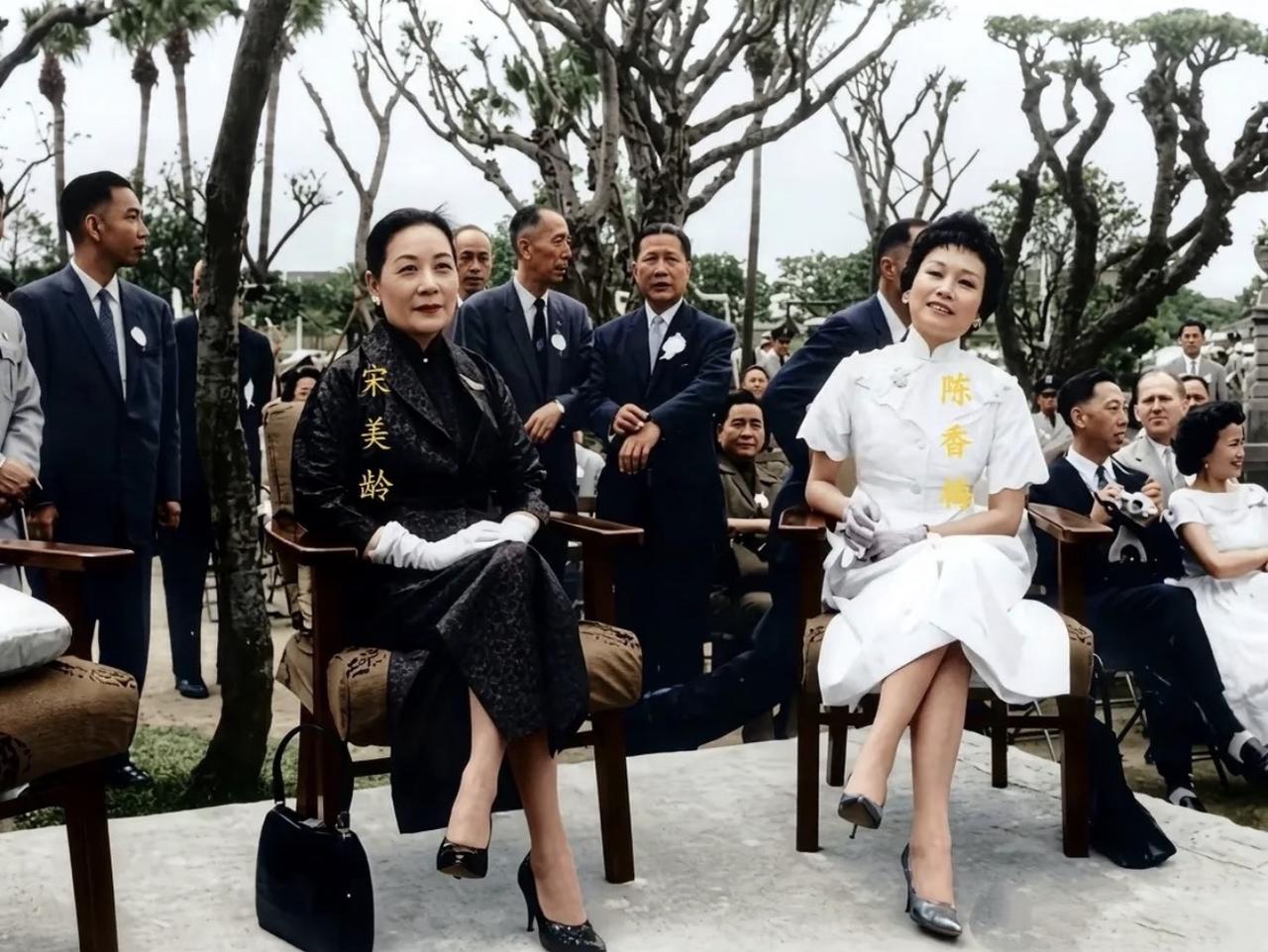 不少人发这张1960年的老合影，还说俩人身旁的黄色名字是当年原版就有的，可别被误