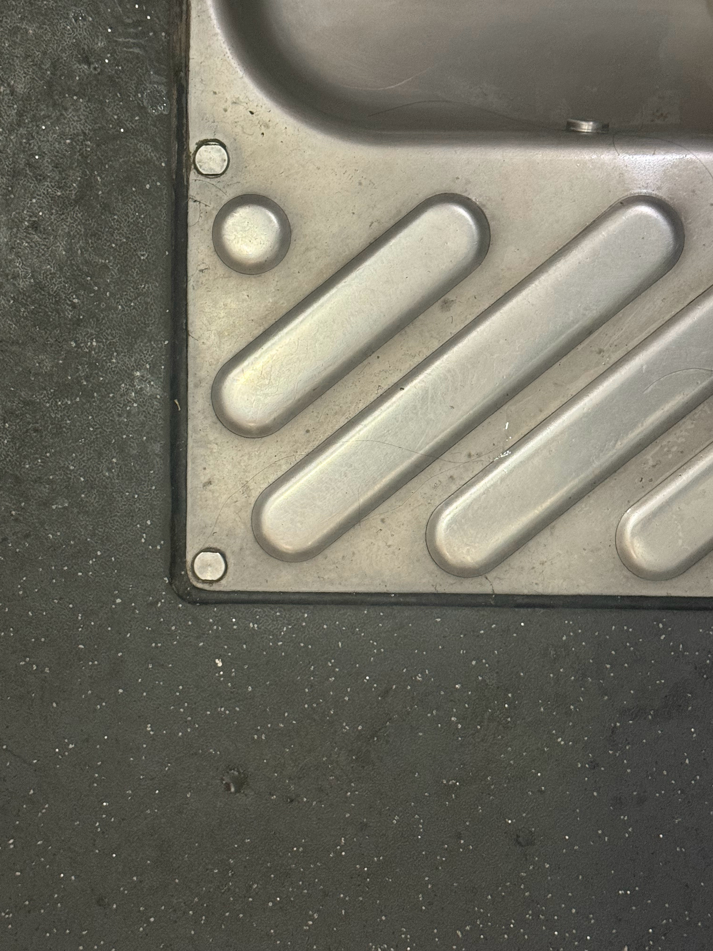 想起了一个汽车品牌logo 