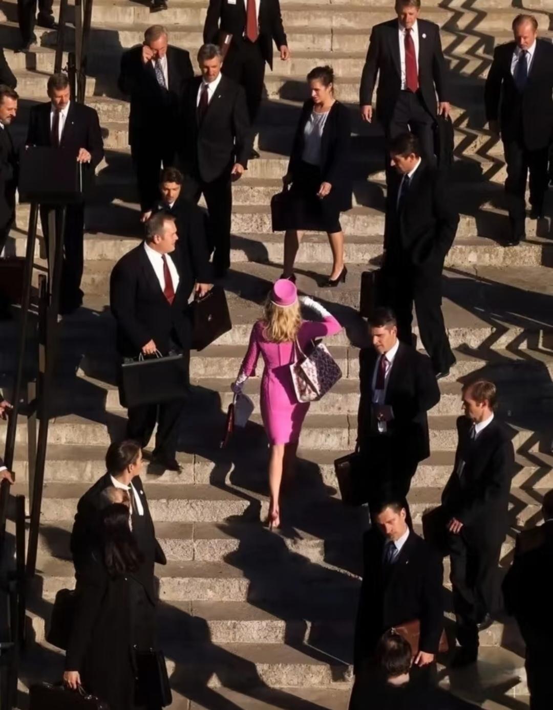 为什么高层的女性越来越少
因为大部分的女性
只想坐在副驾驶上
而不是想手握方向盘