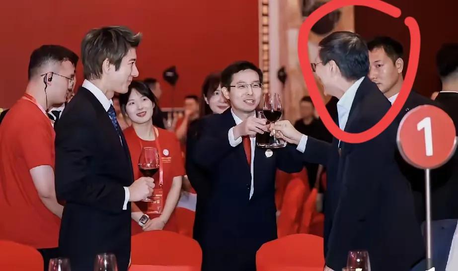 能让让王兴兴敬酒的这位大佬是谁？这张宴会同框，记录下投资人沈南鹏与宇树科技创始人