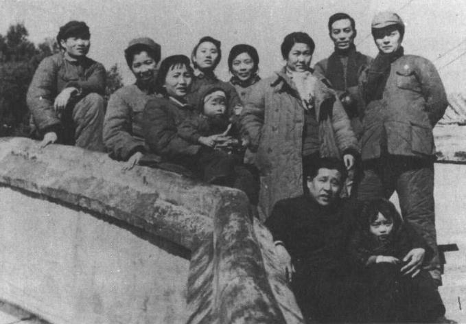 金山(后排右一)与张瑞芳(右三)后来同在廖承志(前左)领导下的中国青年艺术剧院工