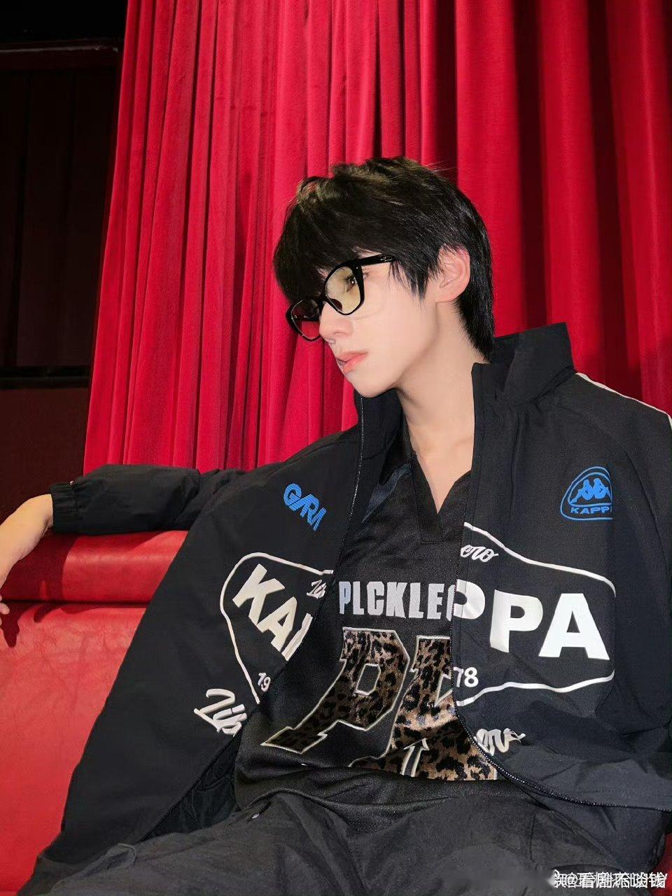 王橹杰和张凌赫 一个是男孩一个是男人 好有荷尔蒙性张力[打call][打call