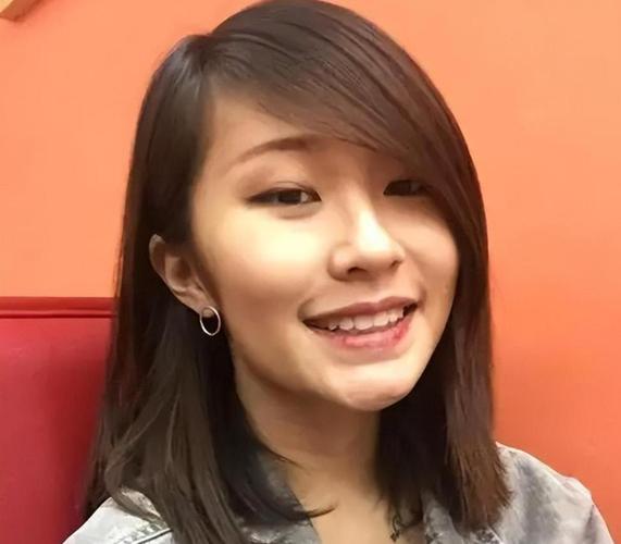 刘欢罕见家庭旧照曝光！女儿刘一丝低调优秀，不愧是书香家风
 
刘欢女儿刘一丝与外