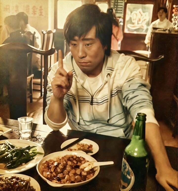 于和伟年轻的时候颜值确实比较普通，放在大街上都是属于特别一般的那种男演员 。不过