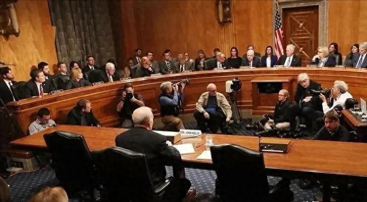 特朗普訪華倒計時不到20天，美國卻突然聯合10國打出“組合拳”，從芯片到網絡、從