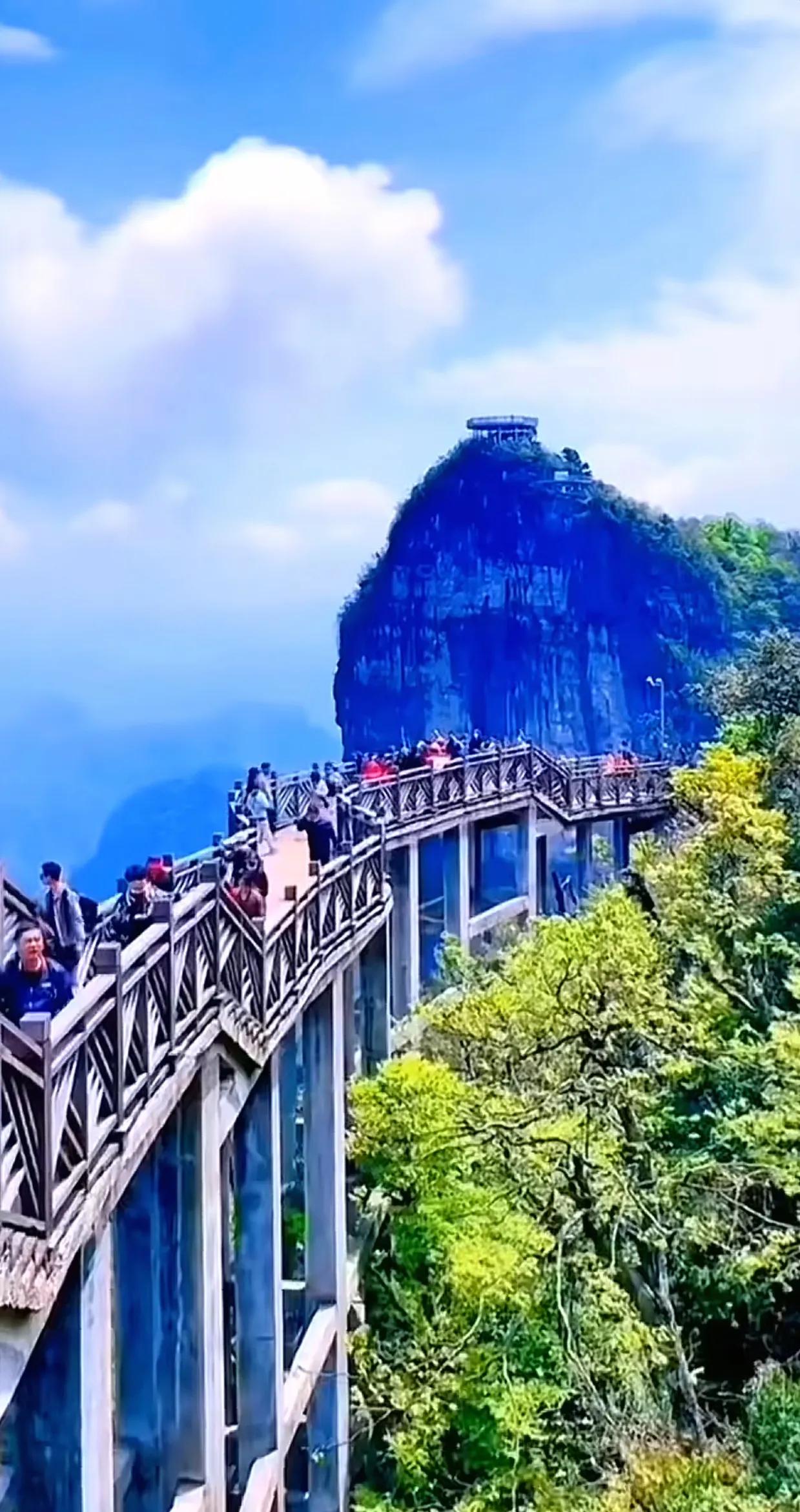 青山绿水间，蓝天白云舞。绿树成荫处，鸟语花香飘。漫步其中，心旷神怡，烦恼烟消云散