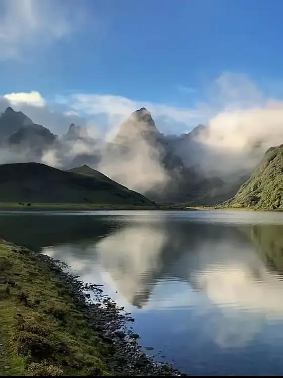 高山湖泊，宛如一幅美丽的画卷。我沉醉其中，不愿离去，只想永远沉浸在这份美好中。#