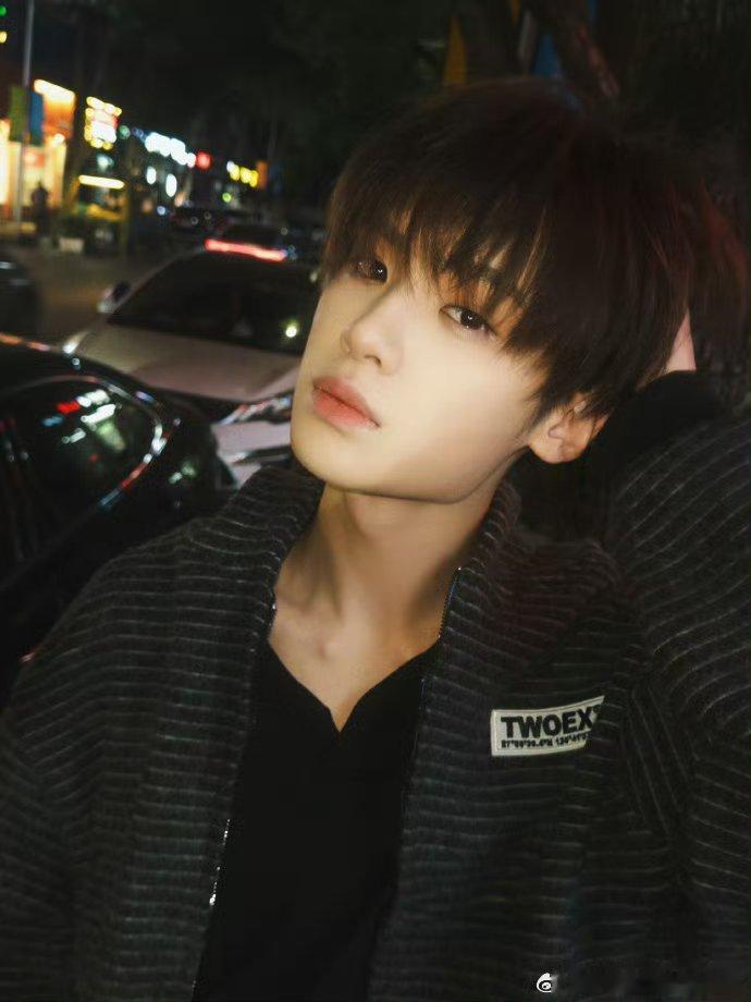 这个黄明昊真的很会夜色氛围感 ，好会拍照啊Justin小宝贝