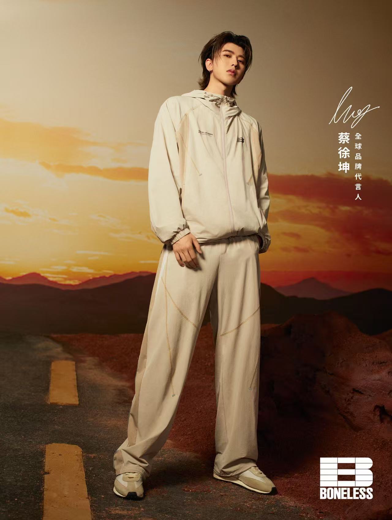 蔡徐坤轮廓逐页清晰蔡徐坤春夏型录蔡徐坤春夏型录，好帅啊，