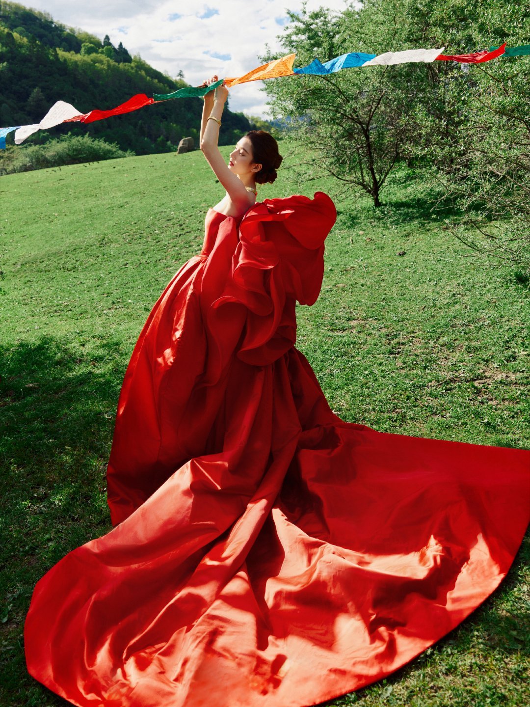 VOGUE出发图山间的一抹红 