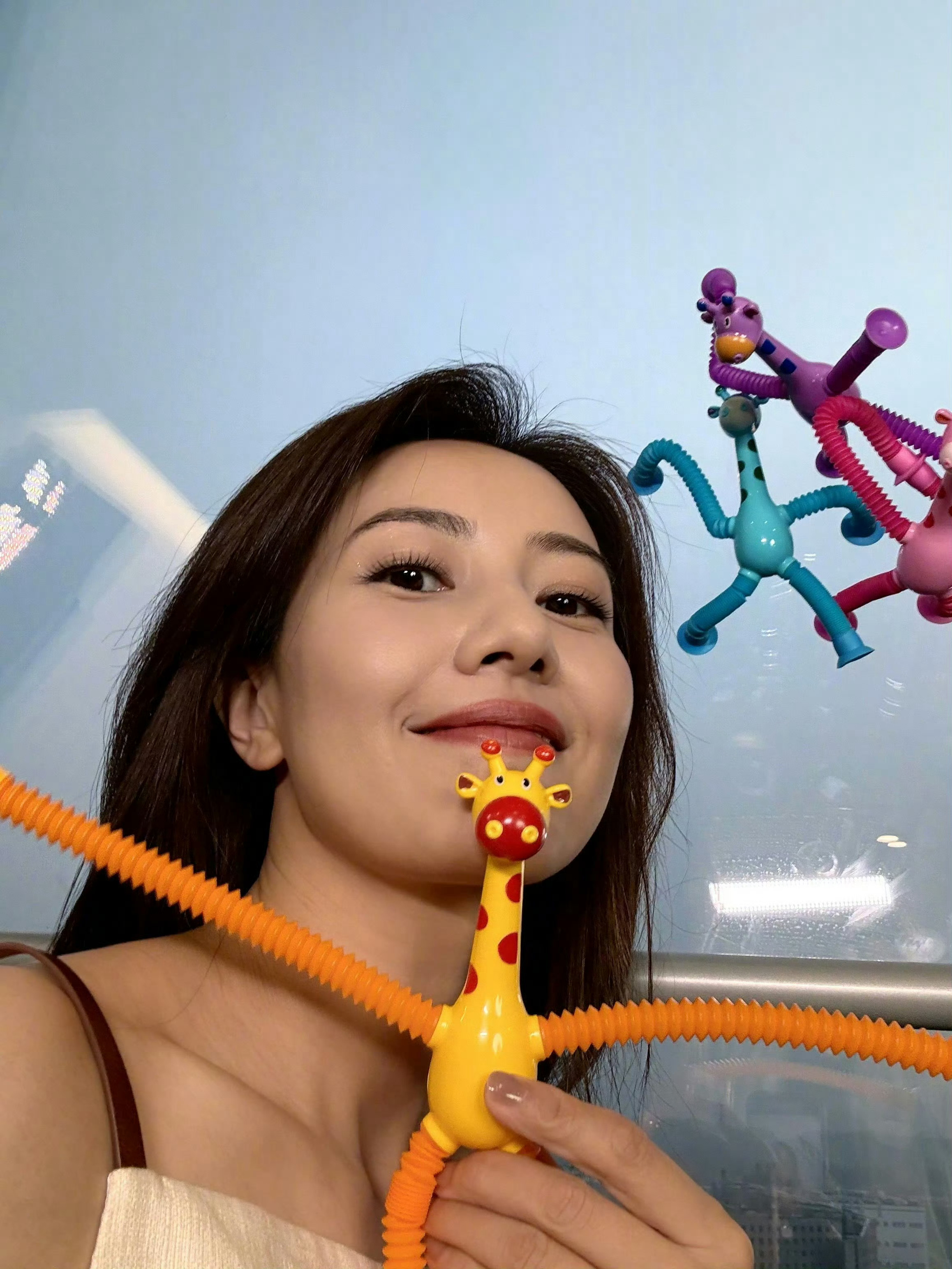 高圆圆的长颈鹿是从两元店淘的吧 《绝密较量》里高圆圆的长颈鹿一出场，直接把我可爱