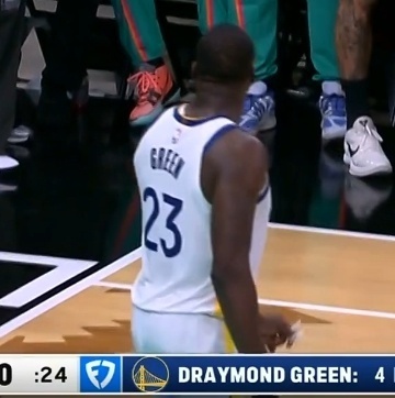 不是假摔 确实肘到了脑门追梦也为库里争取更多休息时间 今天怎么这么多戏啊 赶紧换