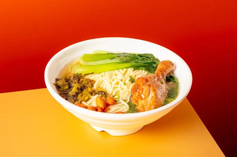 山东青岛有一家新开的爱心面馆，就像突然被幸运砸中脑袋一样，收到了神秘顾客预存的5