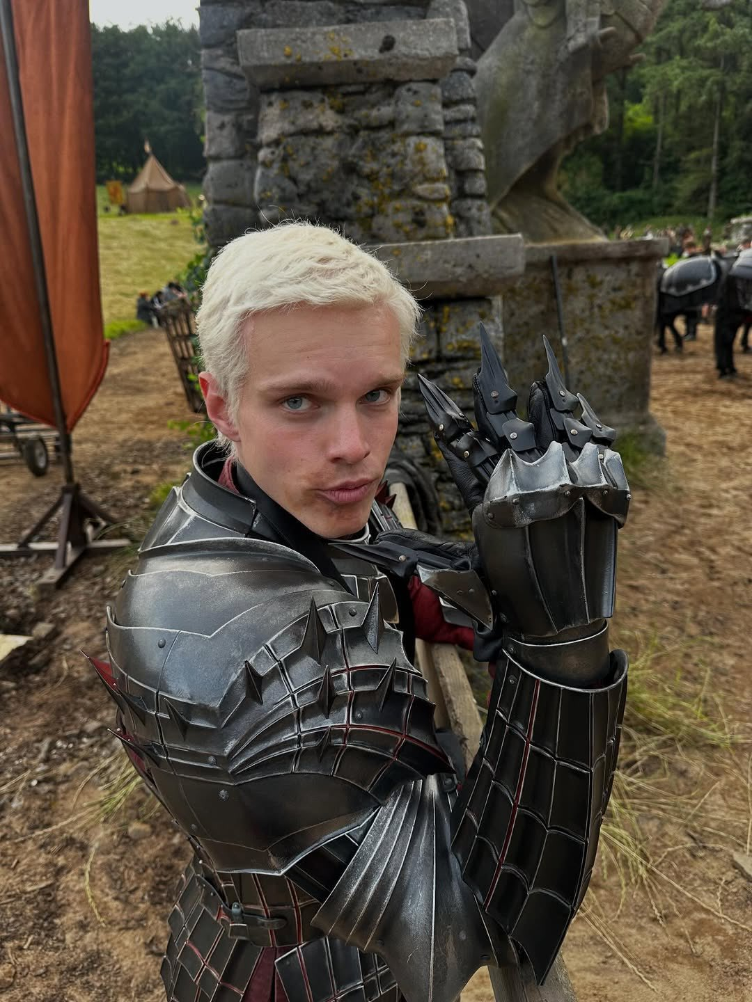 《七王国的骑士》片场照，又一个让人印象深刻的反派 