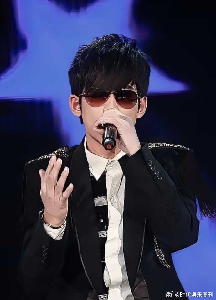 周杰伦儿子长得好像苏醒救命！周杰伦儿子怎么越看越像苏醒啊！脸型神态简直一模一样，