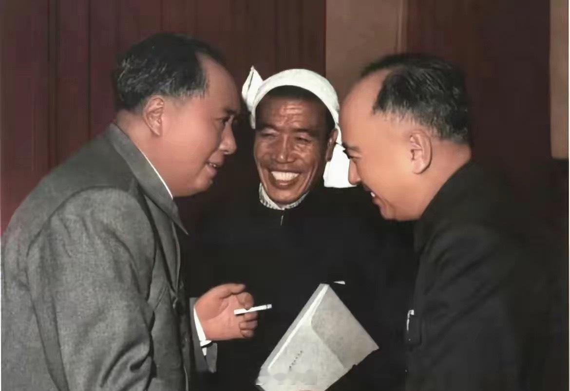 这是伟人留下来的同钱老和农民代表的珍贵合影 