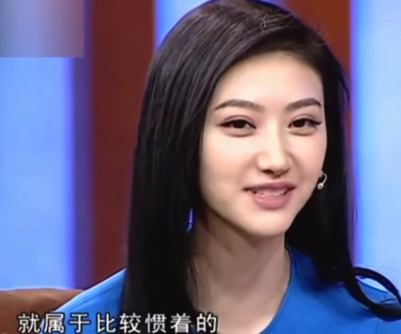 主持人问景甜：“从小父母对你是富养长大的还是很严厉的长大的”
景甜回答说：“就属