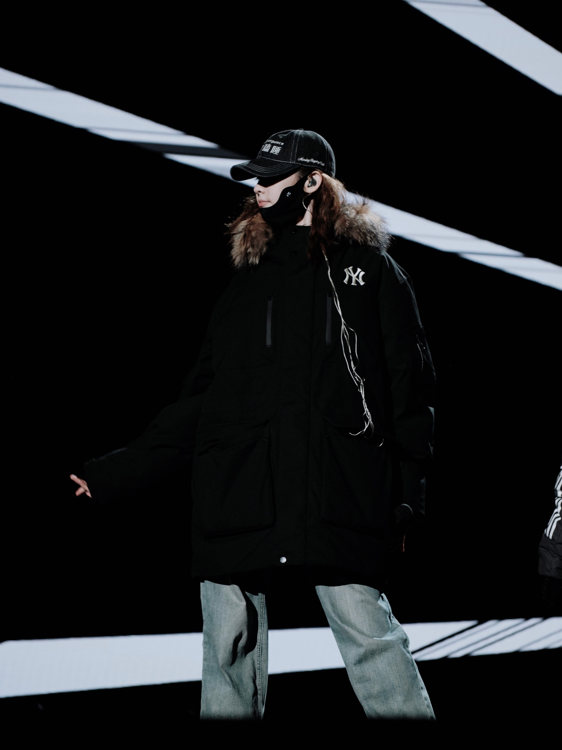 张艺凡跨年彩排照 张艺凡跨年彩排照来啦！为了呈现更好的舞台一遍遍彩排，辛苦啦~我