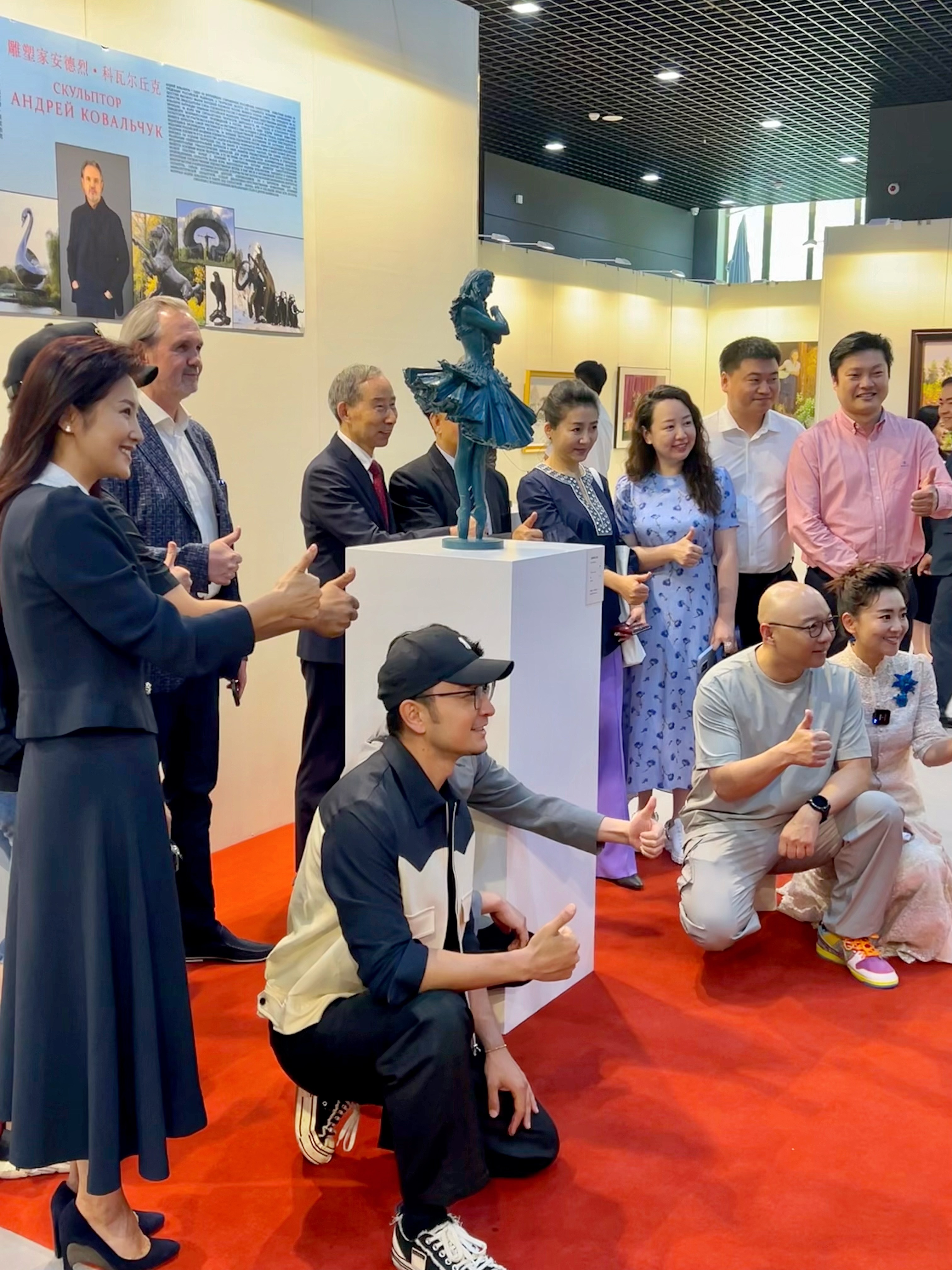 #看画展偶遇王小丫尼格买提#王小丫和尼格买提居然现身在画展，还被网友偶遇！看着两
