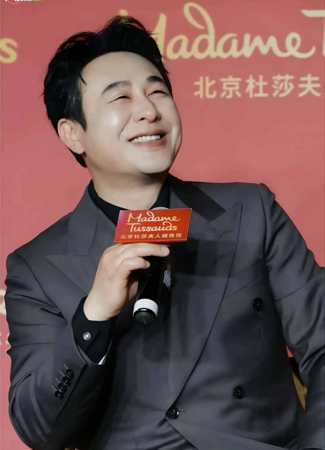 #张颂文已把应援花插到花瓶#4月12日，张颂文意外登上热搜，原因竟是他在活动后将