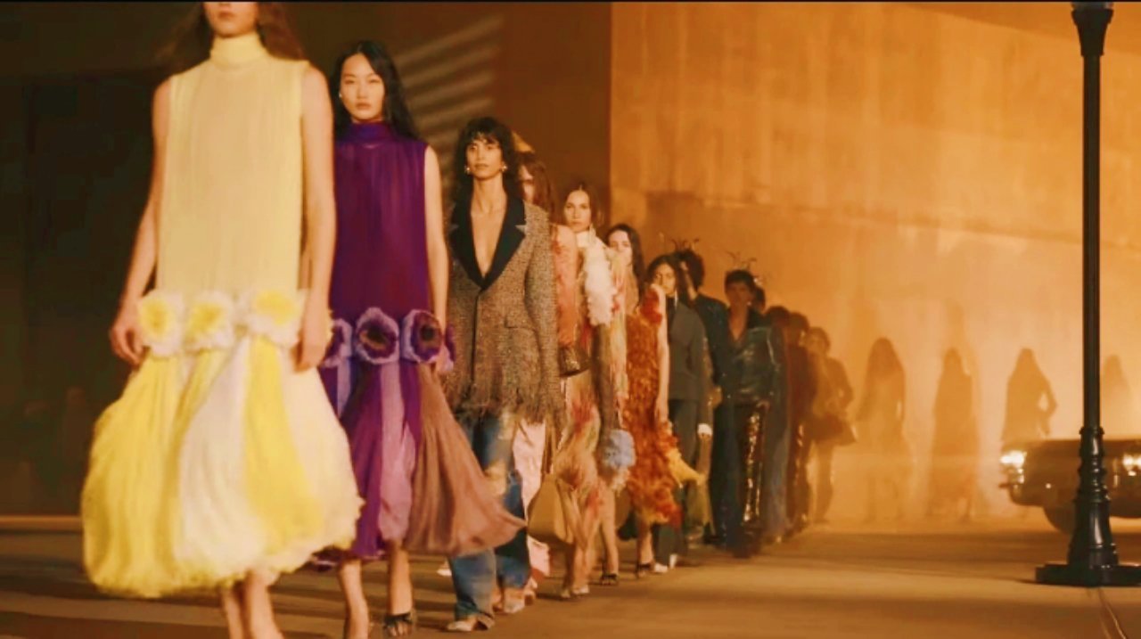 Dior秀场如同一场悬浮于日常的绮梦，却在轻盈幻境中牢牢锚定现实女性的渴望——它