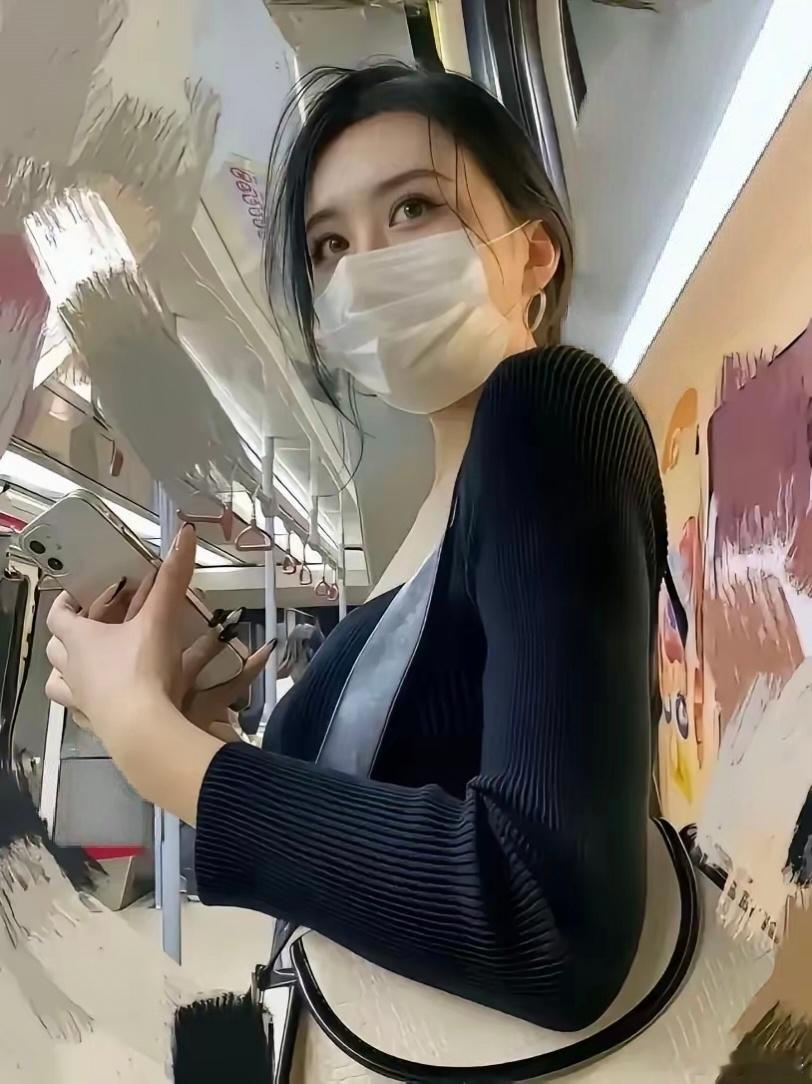你觉得她戴口罩好看还是不戴口罩漂亮？ ​​​